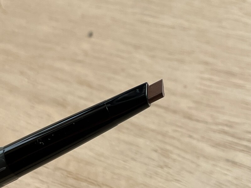 キャンドゥの「3WAYアイブロウ 三角芯」は繰り出し式のペンシルタイプ