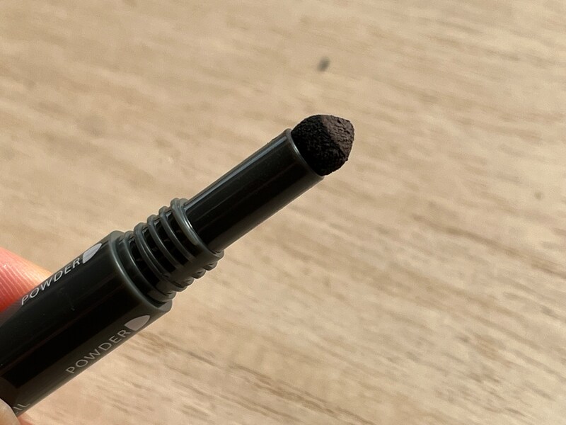 キャンドゥの「3WAYアイブロウ 三角芯」はパウダーで自然なグラデーションを作れる