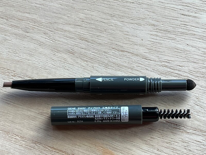 キャンドゥの「3WAYアイブロウ 三角芯」は3つのパーツに分かれている
