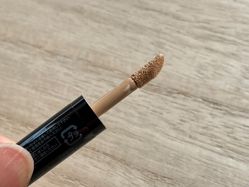 キャンドゥの「リキッドコンシーラー」は付属のチップを使ってつけていく