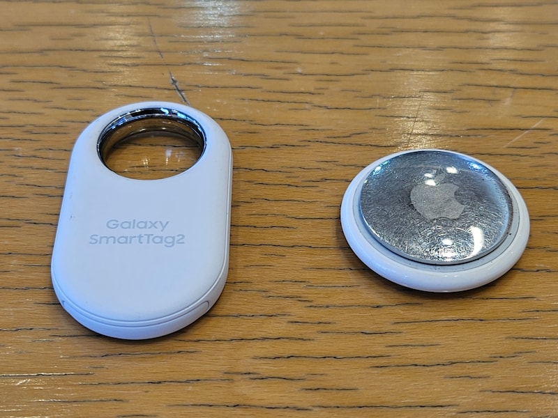 SmartTag2（左）とAirTag（右）