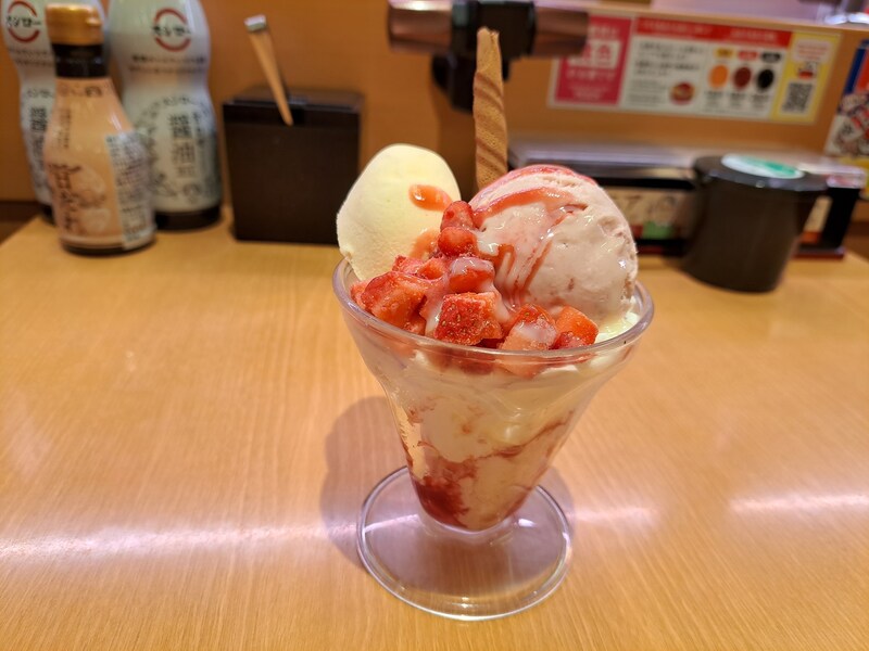 スシローの「練乳いちごパフェ」
