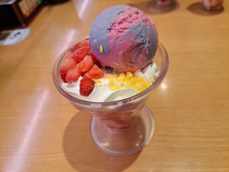 たまごっちとスシローのコラボ限定商品「ちょっと弾けるたまごっちベリーパフェ」