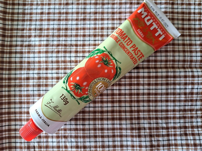 カルディの「ムッティ トマトペースト」はイタリア食材のコーナーで入手できる