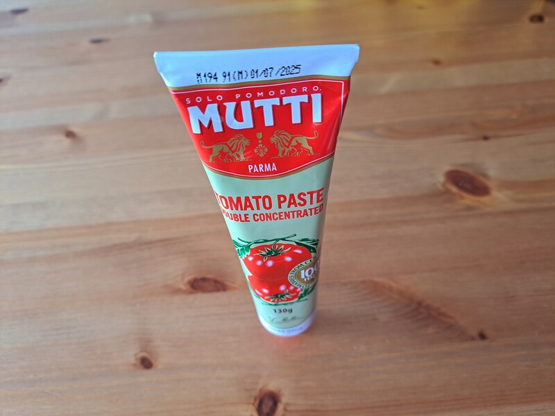 カルディの「ムッティ トマトペースト」は蓋を底にして立たせることができるのでかさばらない