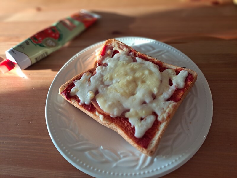 カルディの「ムッティ トマトペースト」でピザ風パンの味に