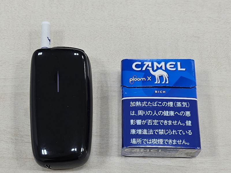 たばこスティックを挿し込むと加熱がスタートする