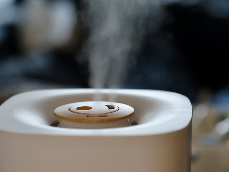 エアコンの下に加湿器を置くのはカビの原因にも？