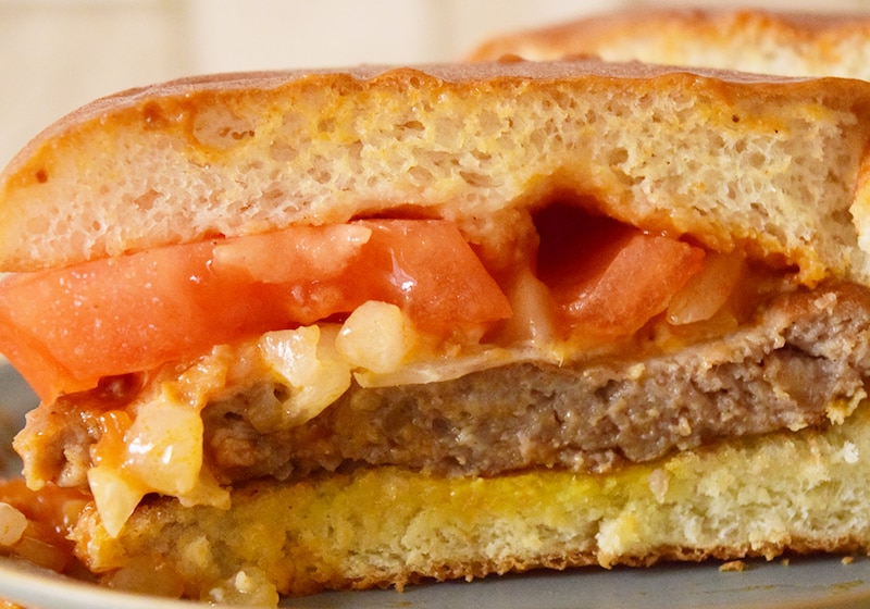 食べにくさはあるものの何度でも食べたくなる安定感のあるバーガー