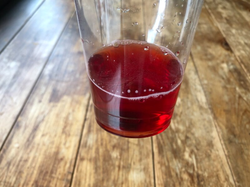 セリアの「粉末食用色素 赤」を水に溶かした状態