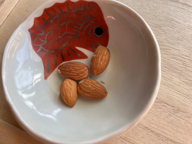 セリアの「生アーモンドホール」は生ナッツなので、乾煎りしてから使用しよう