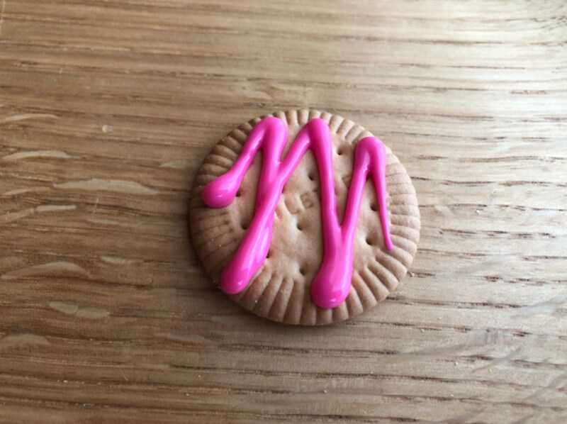 セリアの「チョコレートペン 蛍光ピンク」はくっきりかわいい色合い