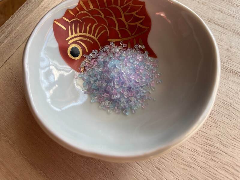 セリアの「ジュエリーシュガー4色ミックス」はキラキラしている砂糖