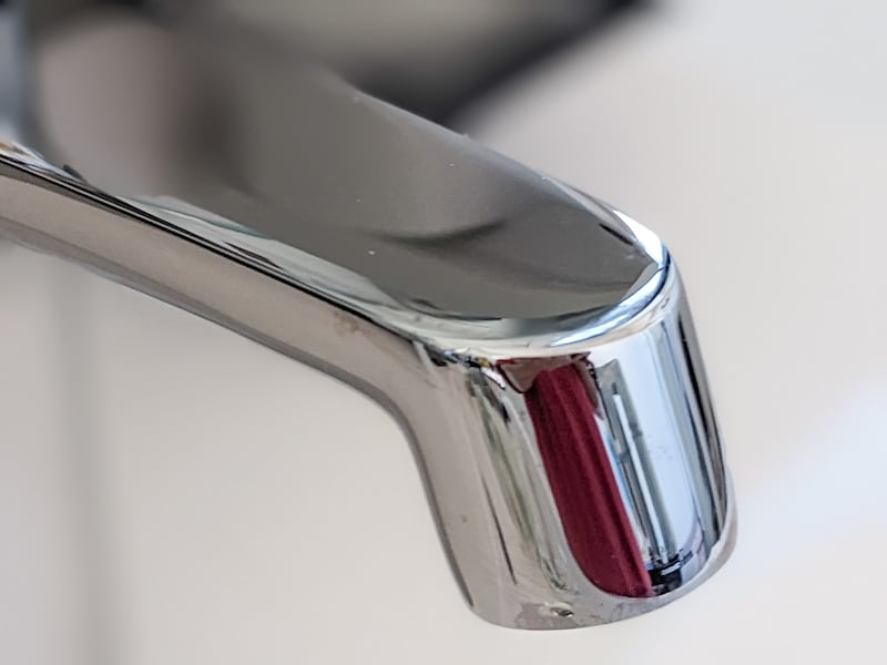 「水回りの汚れ用　掃除シート」で汚れを落とした蛇口