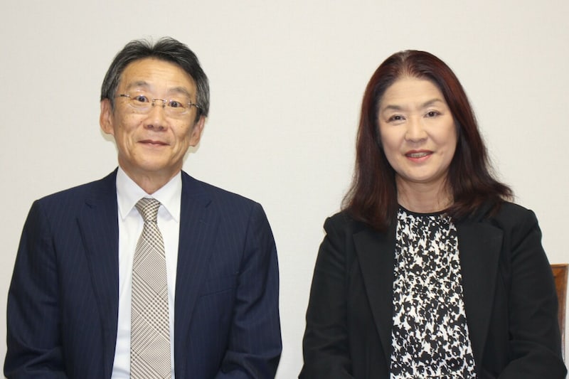 光村図書出版株式会社の、木塚崇さん（左）と山本智子さん