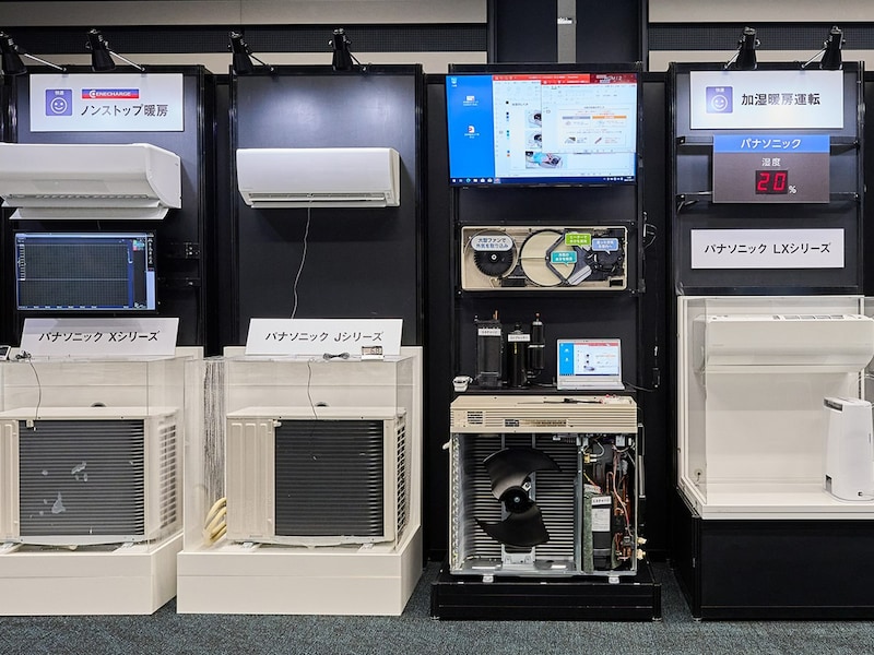 エアコンコーナーでは、霜取運転中も寒くならない「エネチャージ」や給水なしで加湿できる「給水レス加湿」の仕組みを紹介