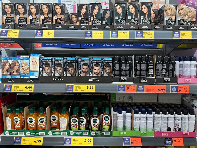 ドバイのスーパーに陳列されるヘアケア製品