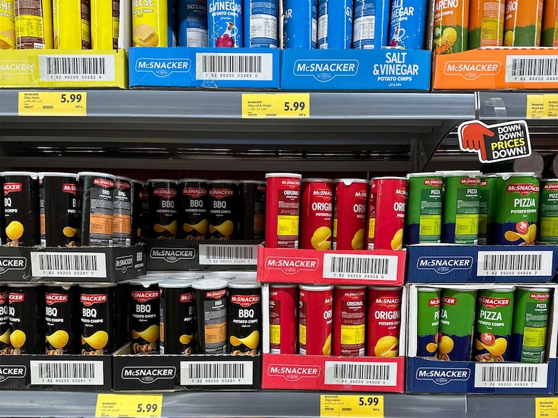 ドバイのスーパーに並ぶポテトチップスはお手頃価格