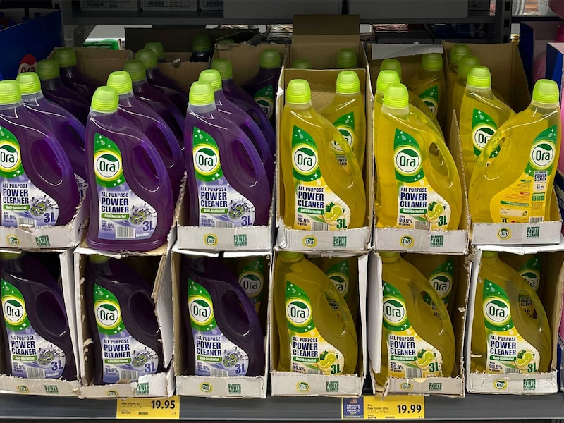 ドバイのスーパーに陳列される家庭用洗剤