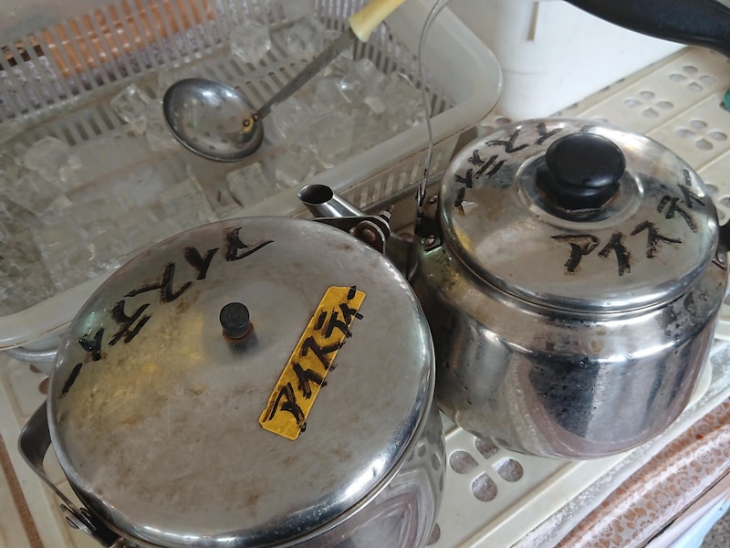 沖縄食堂に置いてあったアイスティー。氷も自分で