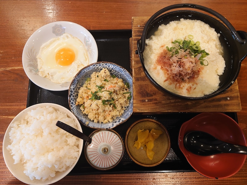 那覇にある「まんじゅまい」のゆし豆腐定食。なんと、鍋で出てくる！