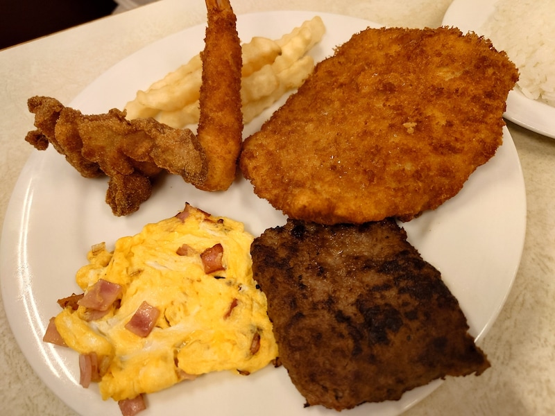 とある沖縄食堂のAランチ。これにご飯と汁物がついてきます。全体的に色味が茶色いのも沖縄ランチの特徴