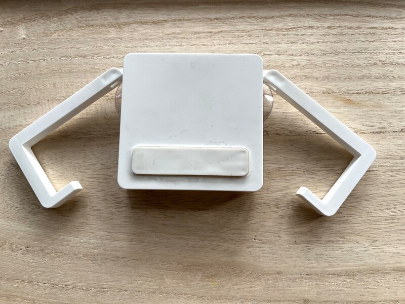 キャンドゥの吸盤タイプの「キッチンペーパーホルダー」は両側からフックが出ている