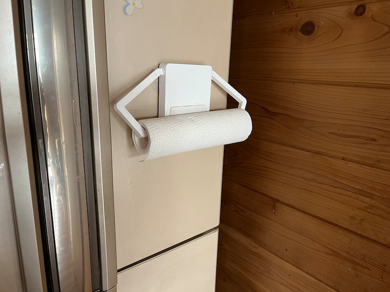 キャンドゥの吸盤タイプの「キッチンペーパーホルダー」の耐荷重は1kg。片手でキッチンペーパーが切れる