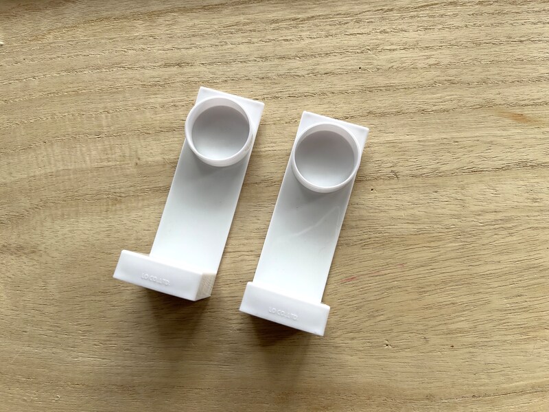 キャンドゥの冷蔵庫で使いたい「マグネット キッチンペーパーホルダー」はパーツが2つに分かれている