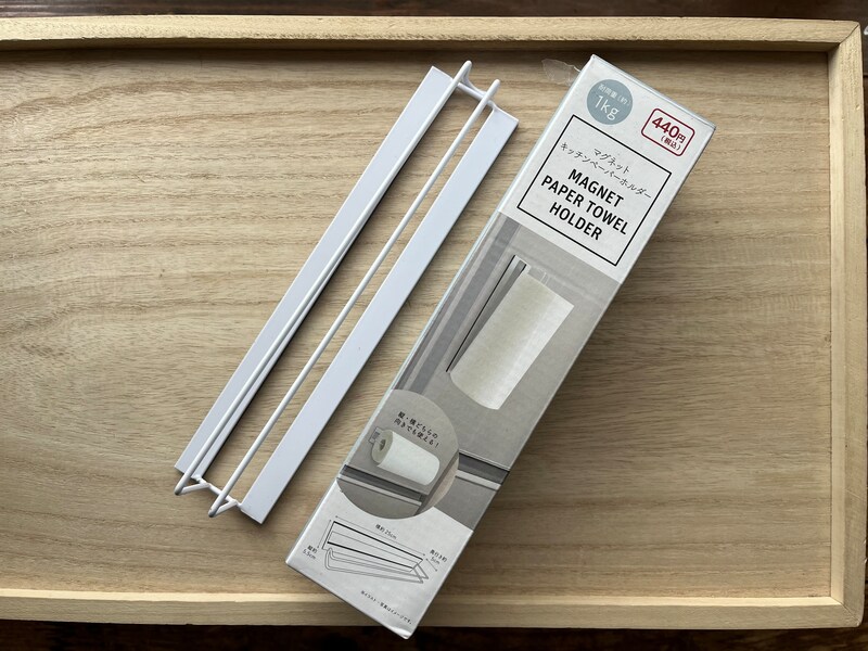 キャンドゥの縦横どちらでも使える「マグネット キッチンペーパーホルダー」