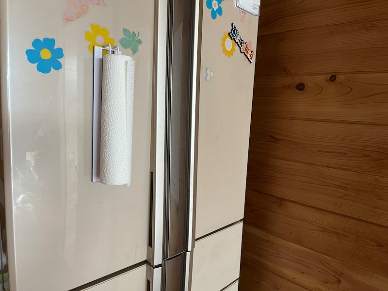 キャンドゥの縦横どちらでも使える「マグネット キッチンペーパーホルダー」はキッチンペーパーをはめ込むようにして使う