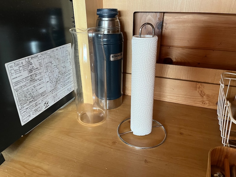 キャンドゥの棚に置くタイプの「キッチンペーパーホルダー」はキッチンペーパーを上から入れるだけ