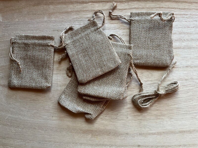 小袋のサイズは9×7cm