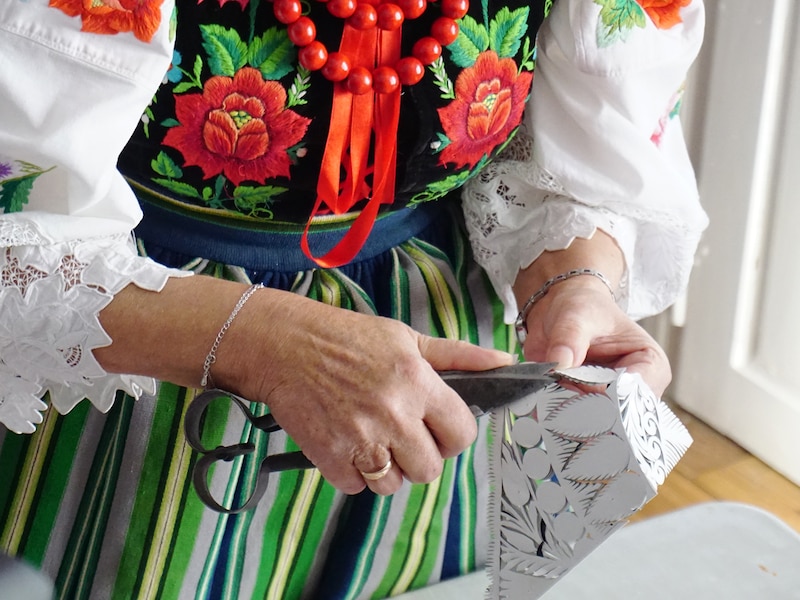 羊の毛を刈るハサミでつくるウォヴィチの切り絵