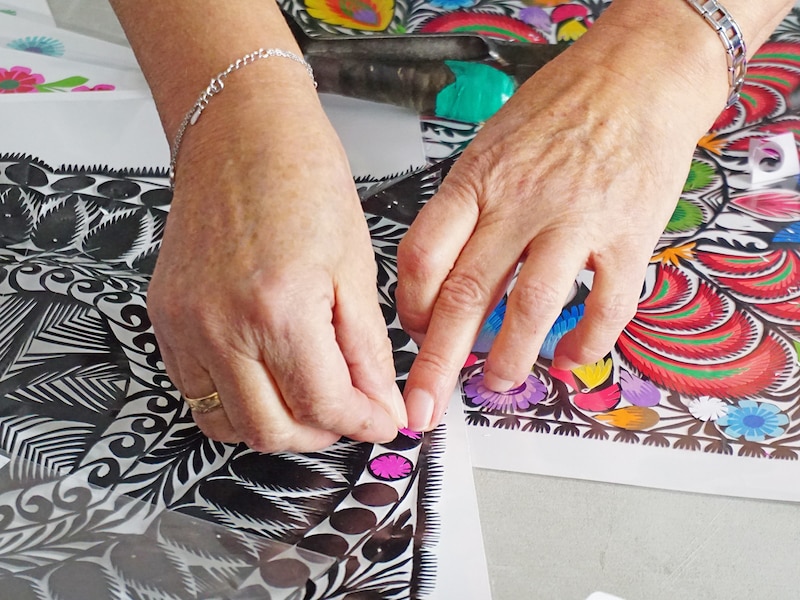 ポーランド・ウォヴィチの切り絵の作業風景