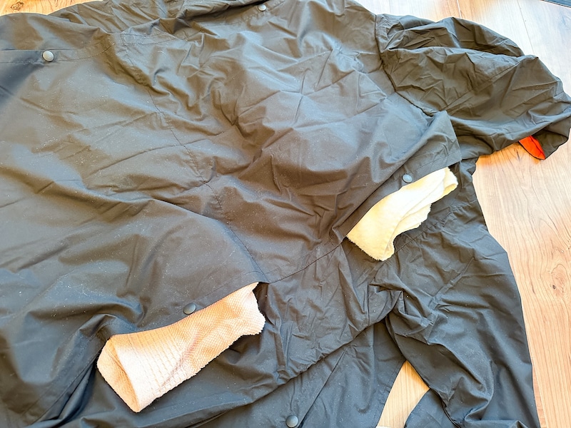 背中に当たる部分にタオルや新聞紙を入れられる