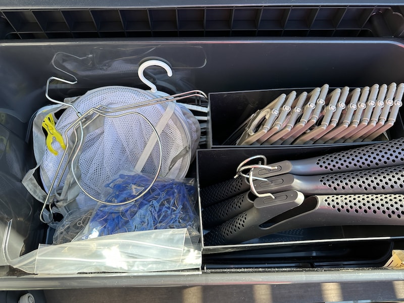 洗濯干し用品を入れている