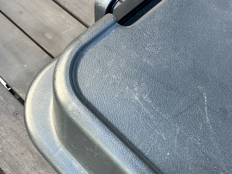 蓋の縁がストッパーになり重ねてもずれづらい