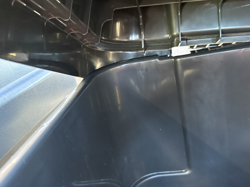 蓋の周囲が被さる形になっている