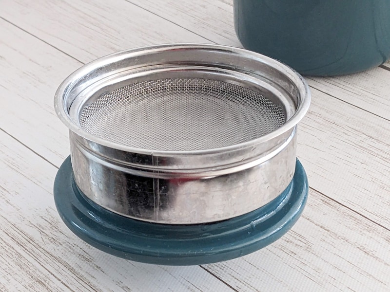 蓋にこし網と活性炭カートリッジを置ける