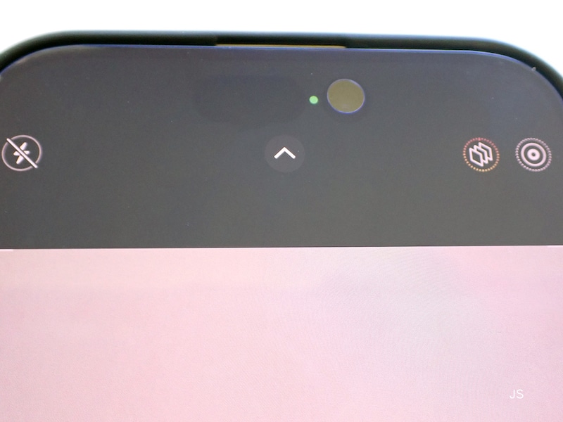 カメラを開いて矢印(∧)の部分をタップする