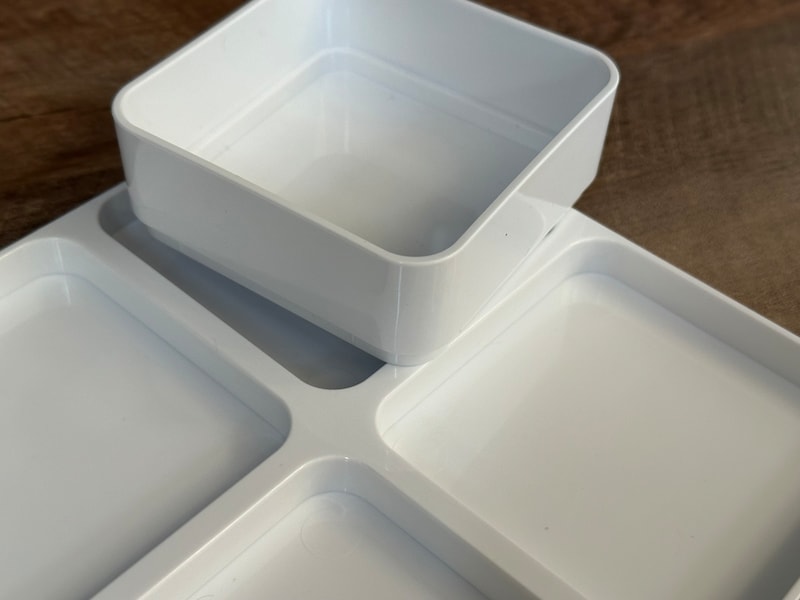 台座に収納ケースをはめこむのでズレない