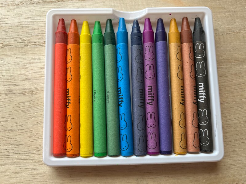 赤、だいだい色、黄色、黄緑、緑、水色、青、赤紫、紫、黄土色、茶色、黒の12色