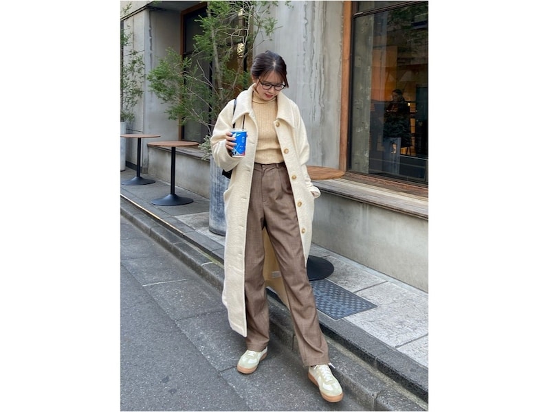 白コートのインナーにはベージュ系のニット&パンツでグラデカラーに 出典:WEAR
