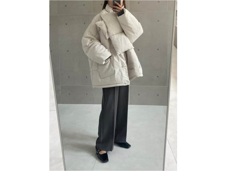 ボリュームのあるシルエット&お揃いのマフラーもポイントに! 出典:WEAR