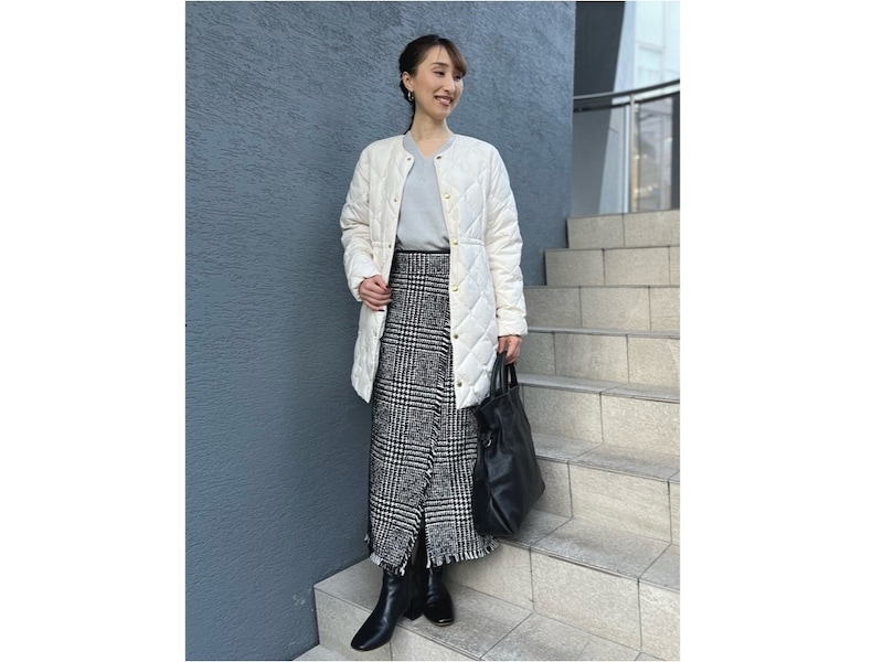 機能的な薄手のキルティングコートはノーカラーですっきり 出典:WEAR