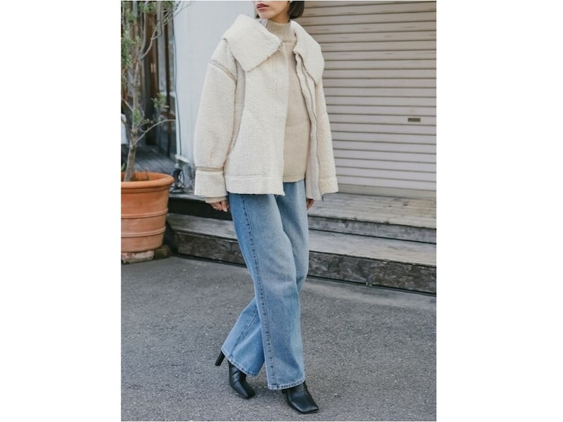ふわふわとした質感がおしゃれなボアアウターはショート丈をチョイス 出典:WEAR