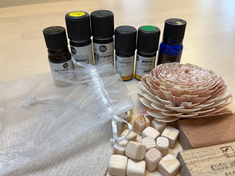 クスノキブロックやキューブなどのグッズと巾着袋は、衣類防虫に役立ちます