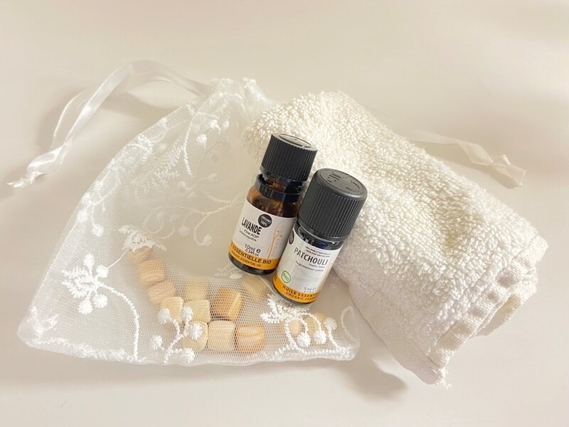 古布、クスノキブロックなど、精油が垂らせるものを巾着袋にいれます