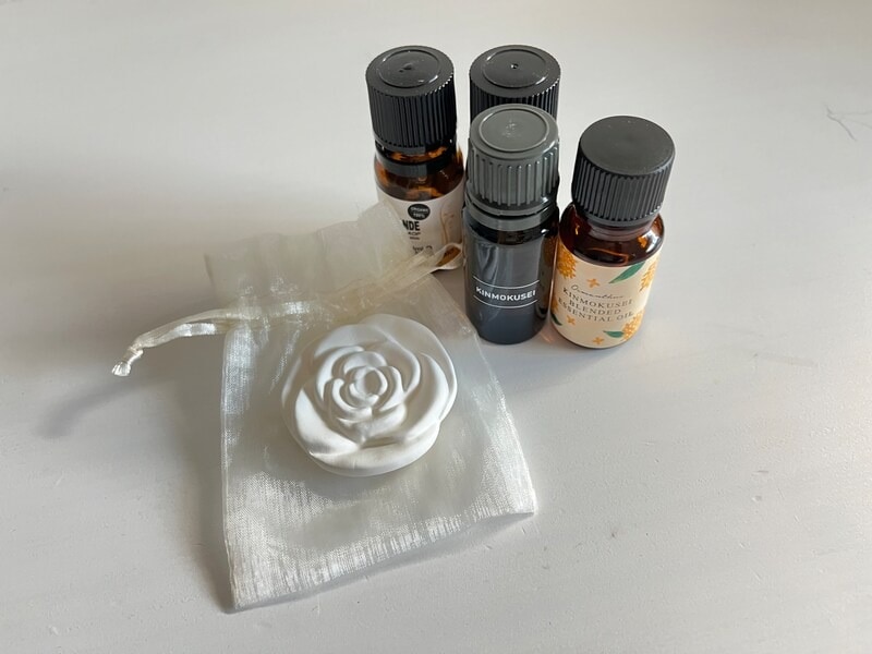 石膏を固めて作られたアロマストーンはケースや袋にも入れやすく、隙間にも使えてゴキブリ対策にも便利